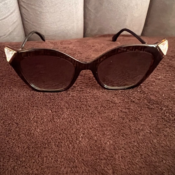 Fendi cat eye dark Havana sunglasses. Authentic and brand new. Perfect condition - Picture 3 of 10